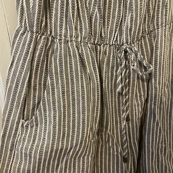 Universal Threads Romper - Picture 4 of 5